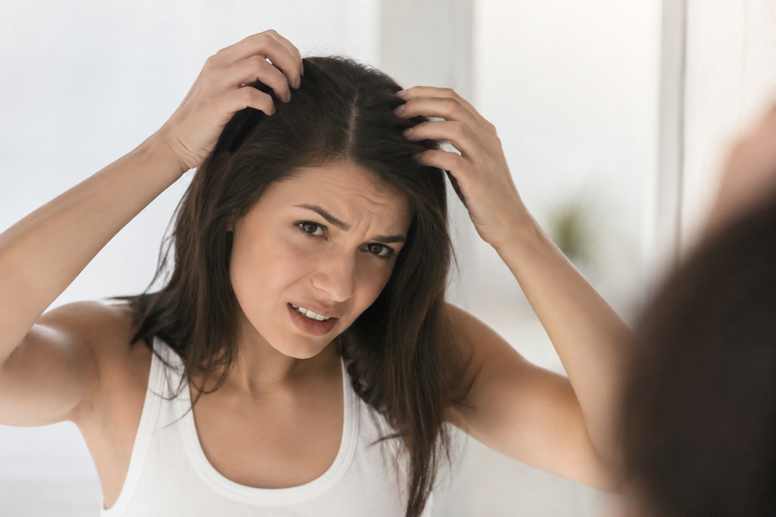 Cuir chevelu sec ou qui gratte : comprendre les causes et apaiser naturellement à la maison